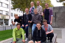 Gruppenfoto Stadtrallye Carl Benz Gruppenfoto vor einem Denkmal für Carl Benz