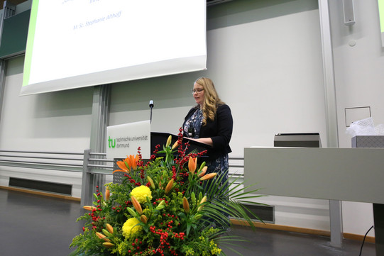 Althoff_AkaJa_2022 Frau am Rednerpult