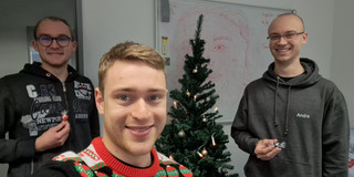 20221214_Weihnachtswichtelaktion Zwei Mitarbeitende bekommen Lindor-Kugeln von einem Studenten