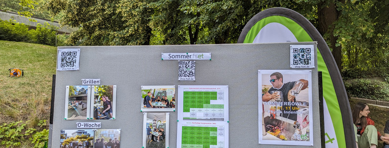 Stellwand mit angepinnten Fotos