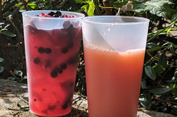 Zwei Becher mit Bowle stehen auf einer Mauer