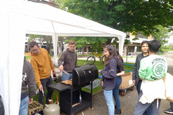 Studierende warten in einer Schlange vor dem Grill