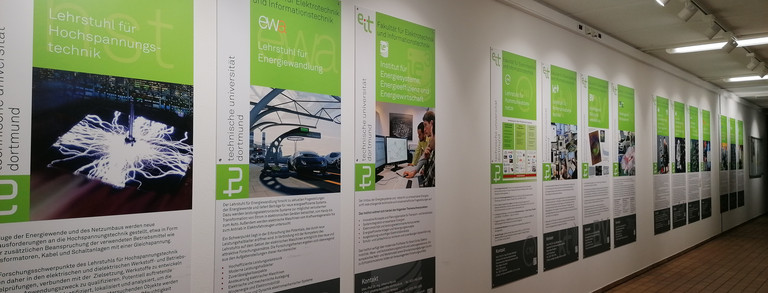 Galerie_Lehrstühle Foyer im Physikgebäude mit Plakaten der Lehrstühle