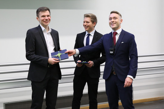 Staudt_Ronschka_Gerigk_AkaJa_2022 3 Herren im Anzug