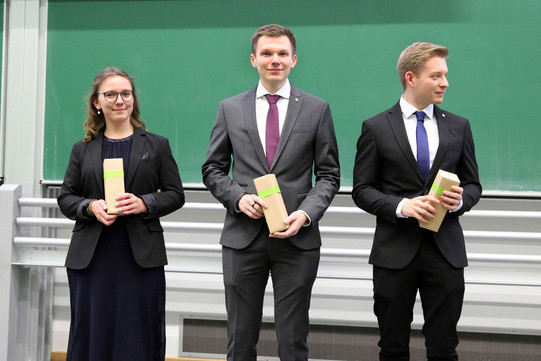 Nora, Daniel und David erhalten ein Geschenk