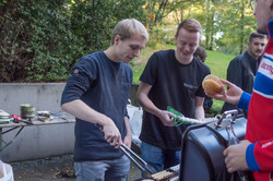 Zwei Fachschaftsmitglieder stehen hinter dem Grill