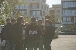 Gruppe von Studierenden unterhält sich im Kreis