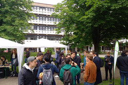 Gruppe von Studierenden, die sich unterhalten