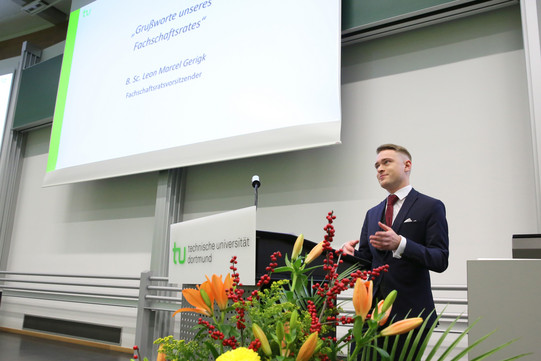 Gerigk_AkaJa_2022 Mann am Rednerpult