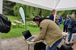 Ein DJ bedient seinen Laptop während des Auflegens