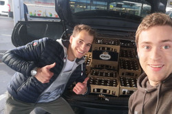Bierholen Zwei Fachschaftler holen Bier