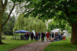 Gruppe von Studierenden steht vor Pavillons im Freien