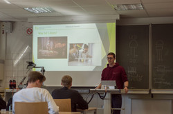 Studierender hält einen Vortrag zum Thema Löten