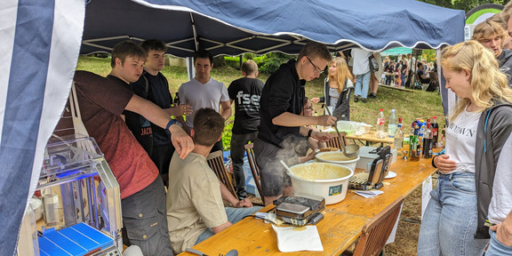 Studierende am Waffelstand beim Sommerfest