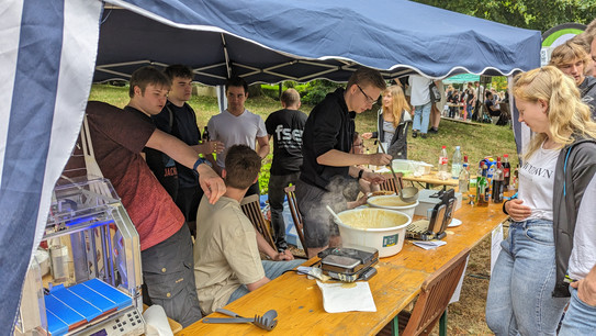 Studierende am Waffelstand beim Sommerfest