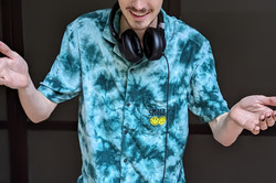 Ein DJ steht hinter einem Mischpult