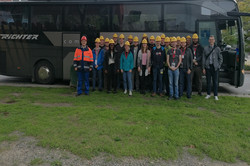 Exkursion BASF Gruppenfoto vor einem Bus