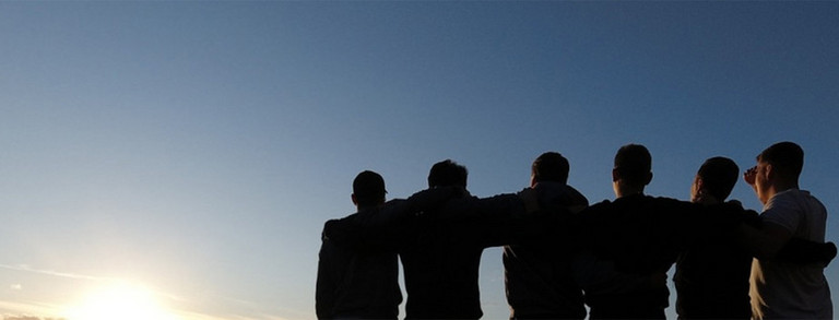 Studenten im Sonnenuntergang