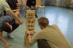 Zwei Studierende spielen große Jenga-Spiel