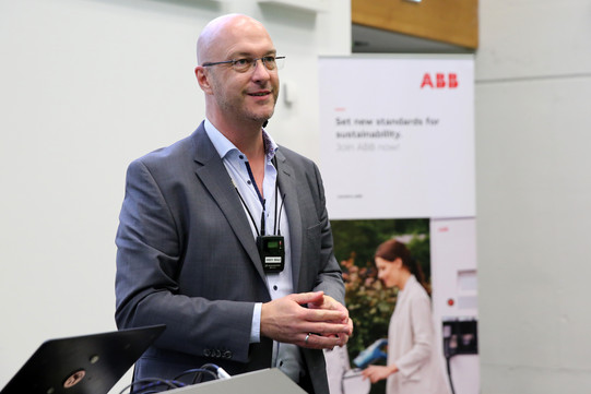 Schramm_AkaJa_2022 Mann am Rednerpult
