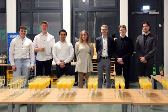 Student:innen organisieren den Sektempfang