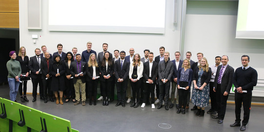 Masterabsolvent*innen_AkaJa_2022 Studierende bekommen Urkunden