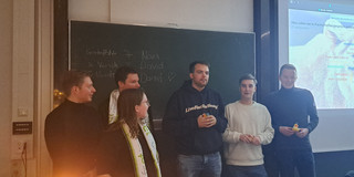 v.l. David Ronschka, Nora Dabringhaus, Daniel Staudt (hinten) verabschieden Niklas Ebel, Lukas Kappel, Felix Wedding aus dem Fachschaftsrat auf der FVV 2024