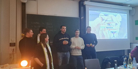 v.l. David Ronschka, Nora Dabringhaus, Daniel Staudt (hinten) verabschieden Niklas Ebel, Lukas Kappel, Felix Wedding aus dem Fachschaftsrat auf der FVV 2024