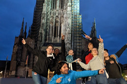Ulmer_Muenster_Rallye Studierende vor dem Ulmer Münster bei Nacht