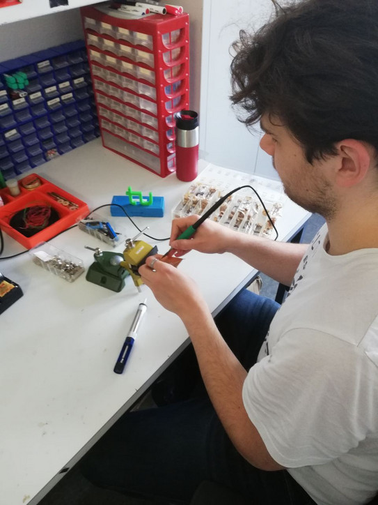Ein Student Lötet an einer Platine in der E-AG