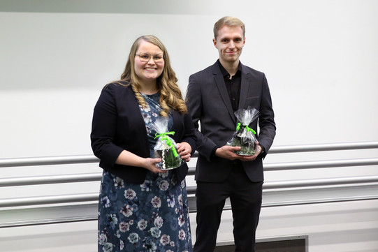 Althoff_Frischkorn_AkaJahr_2022 Zwei Personen halten ein Geschenk