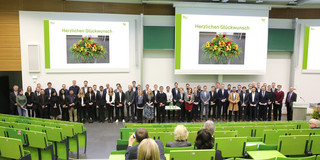 Absolvent*innen_AkaJa_2022 Absolvent*innen in festlicher Kleidung