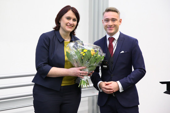 Wagner_Gerigk_AkaJa_2022 Frau mit Blumenstrauss und Mann.