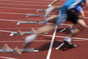 Several Sprinter are starting side by side from starting blocks.