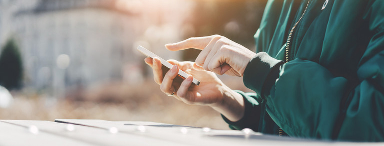 Smartphone Person tippt etwas auf einem Smartphone ein