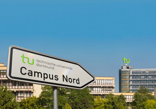 Wegweiser Campus Nord Ein Straßenschild mit dem Weghinweis zum Campus Nord zeigt in Richtung Mathetower.