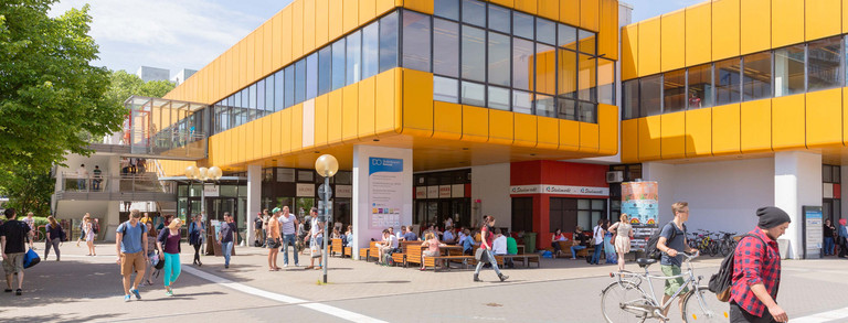 Mensa Campus Nord mit ein paar Studenten