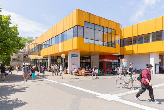 Mensa Campus Nord mit ein paar Studenten