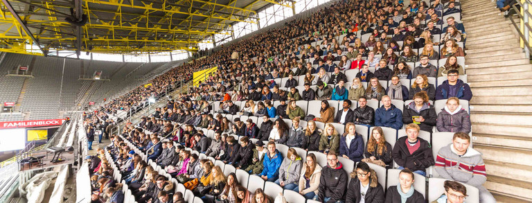 Nordtribüne des Signal-Iduna-Parks mit Erstsemestern der TU Dortmund