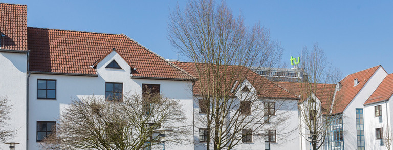 Studentendorf Studentendorf mit blauem Himmel und grünen Bäumen im Hintergrund